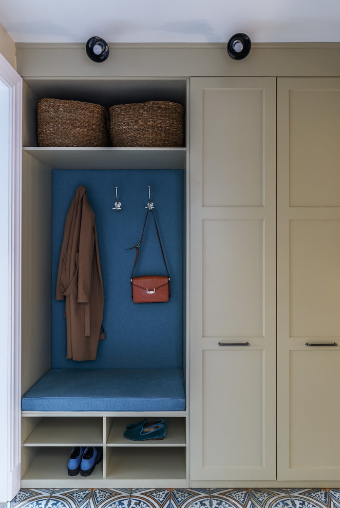 Kombinierter Kleiderschrank im Flur