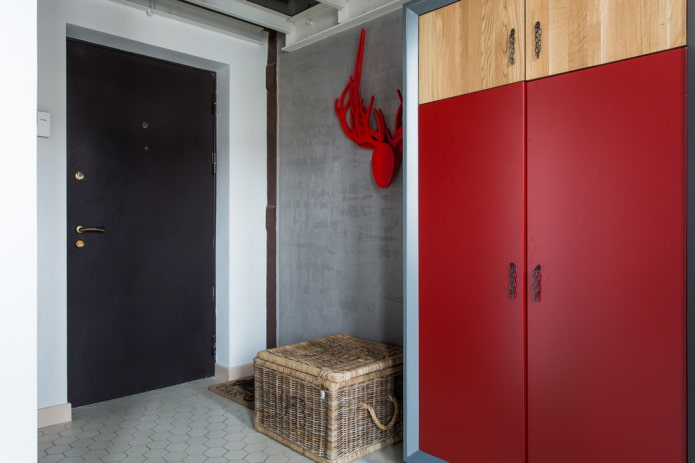 Garderobe im Inneren des Flurs im Loft-Stil