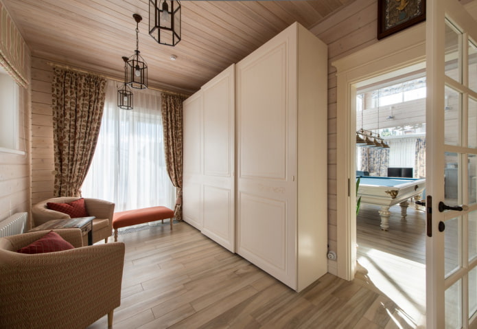 Garderobe im Inneren des Flurs im Provence-Stil