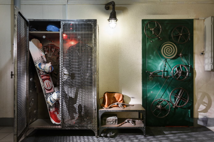 Garderobe im Inneren des Flurs im Loft-Stil