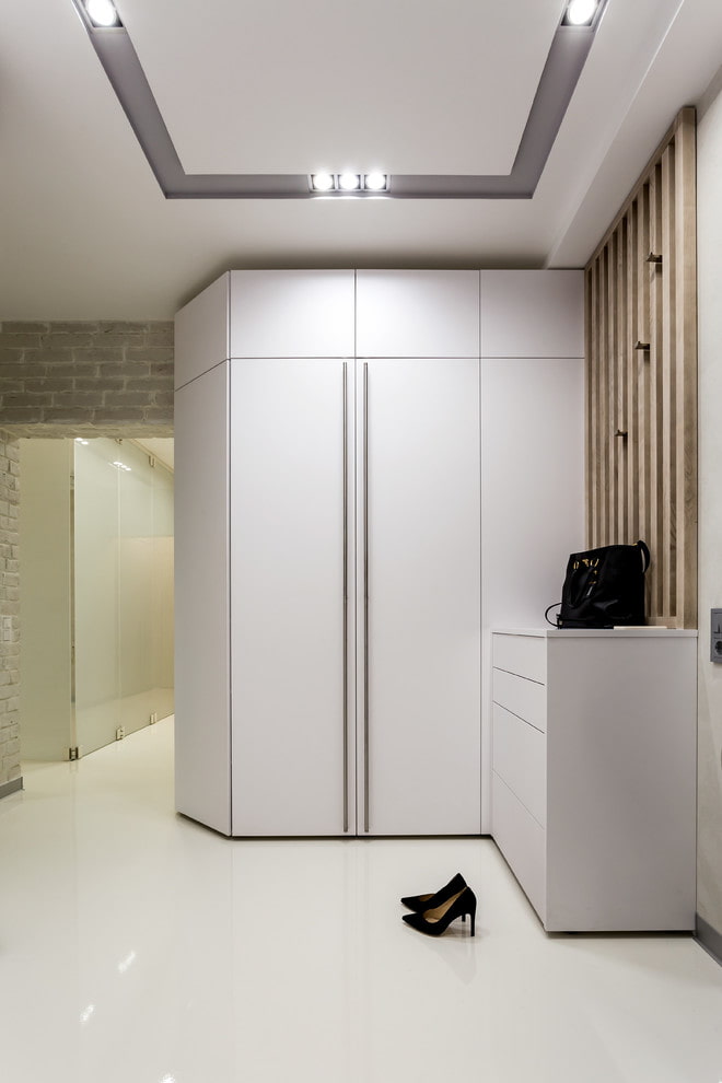 Kleiderschrank in der Ecke im Innenkorridor