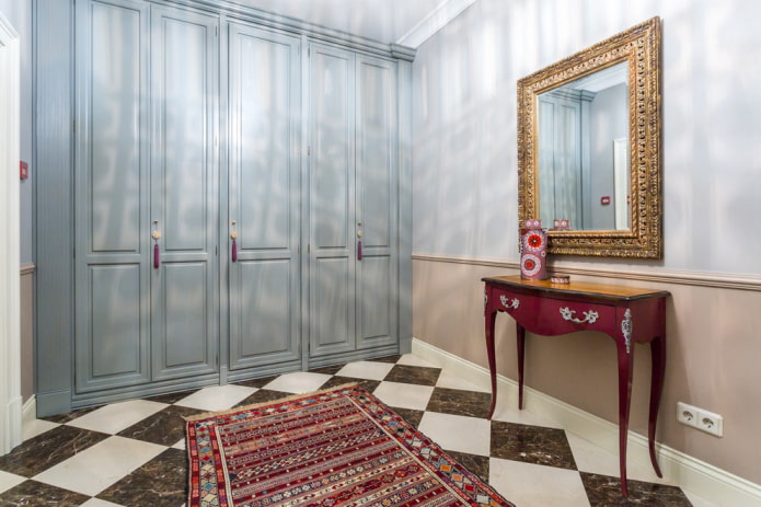 blauer Kleiderschrank im Flur