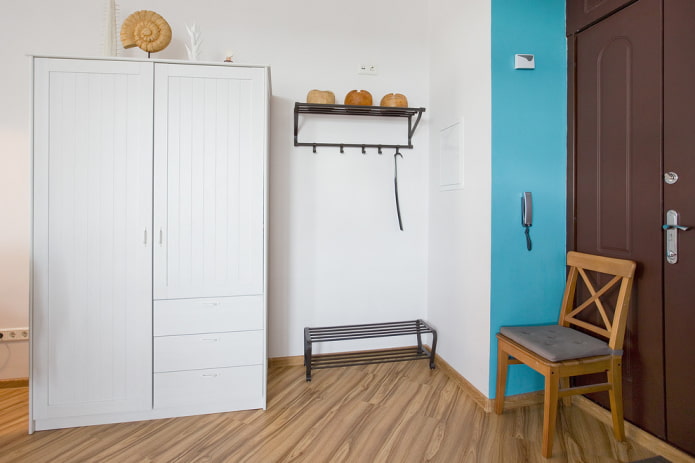 weißer Kleiderschrank im Flur