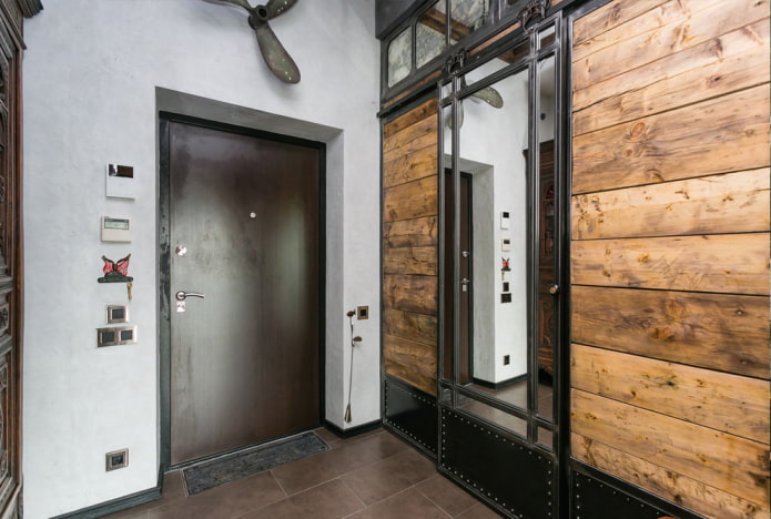 Garderobe im Inneren des Flurs im Loft-Stil