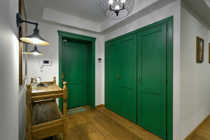 grüner Kleiderschrank in das Innere des Flurs