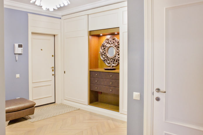 Kombinierter Kleiderschrank im Inneren des Flurs