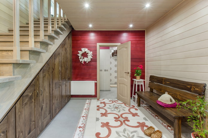 Kleiderschrank unter der Treppe im Flurinneren