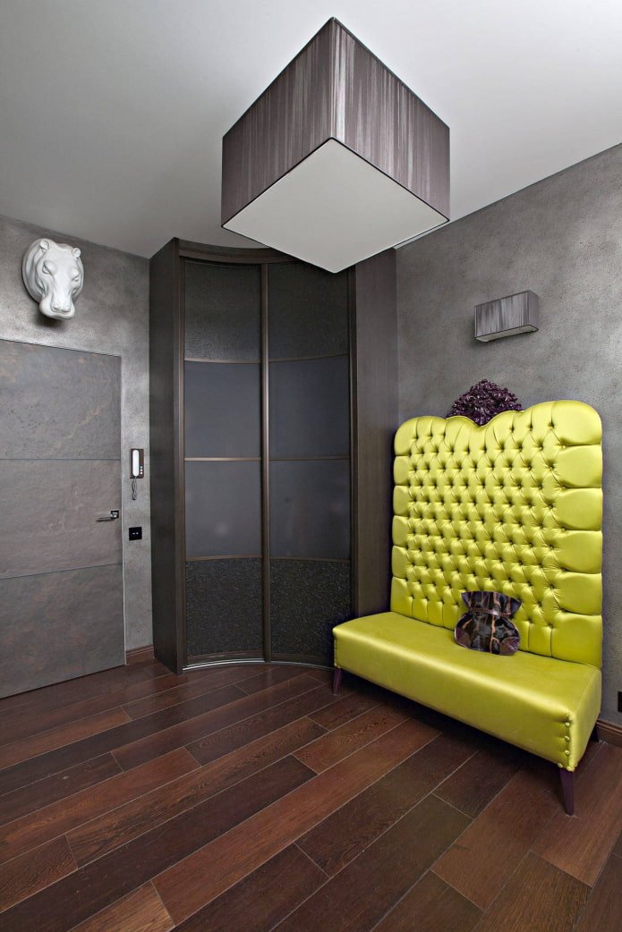 Radius-Garderobe im Flur