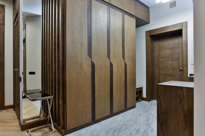 brauner Kleiderschrank im Flur