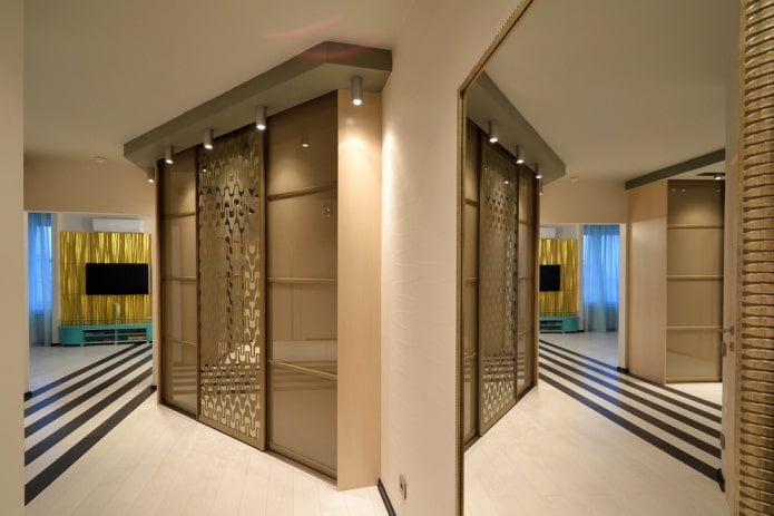 Kleiderschrank bis zur Decke im Flurinneren