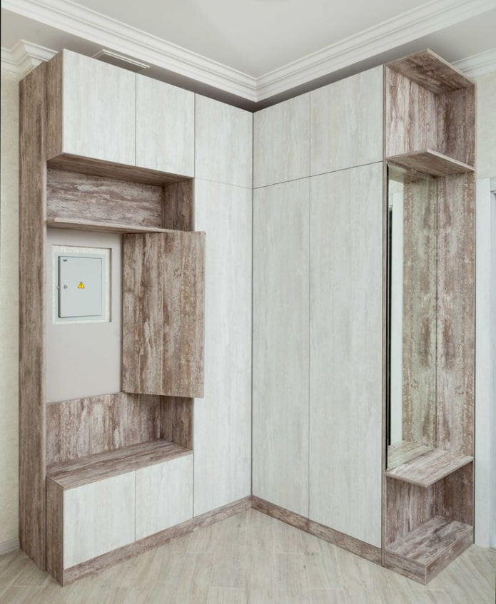 L-förmige Garderobe im Flur