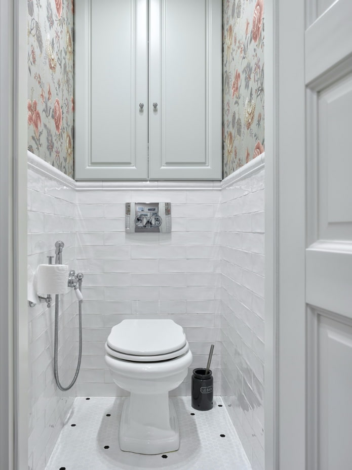 Schrank im Toiletteninneren