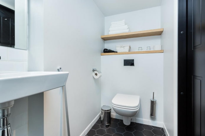 offene Regale im Toilettenraum