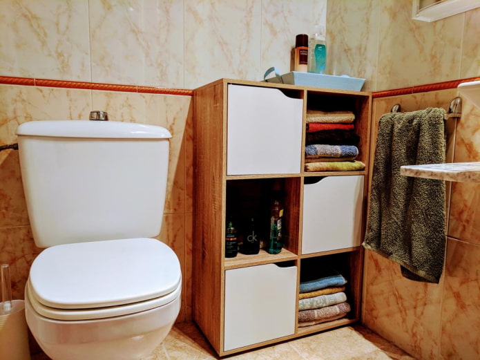 Regal im Toilettenraum
