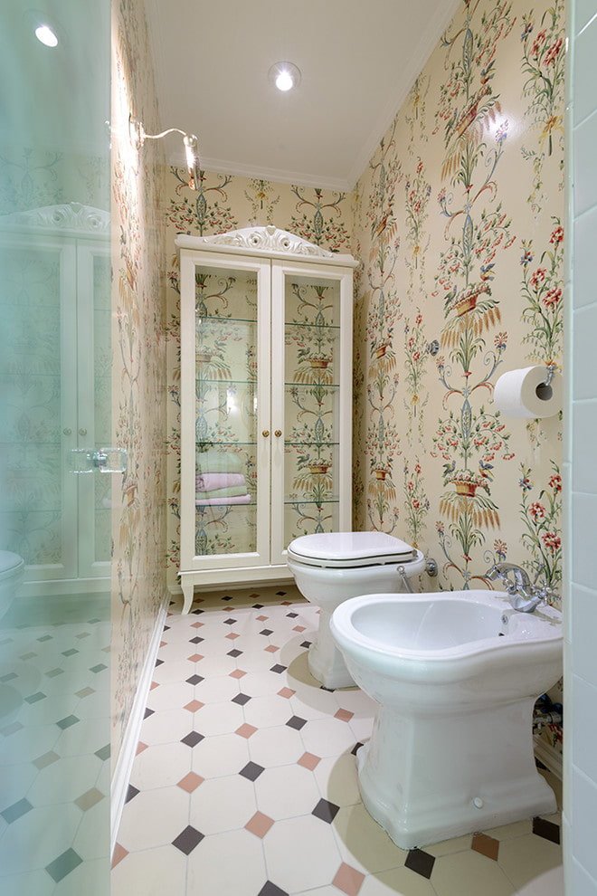 Schrank mit Bildern im Toiletteninneren