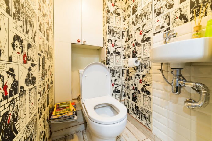 Schrank hinter der Toilette im Toilettenraum