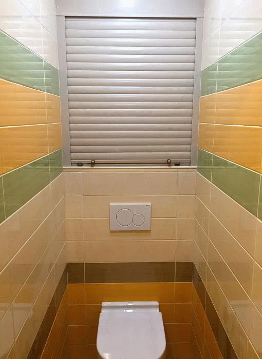 Rollläden im Toilette