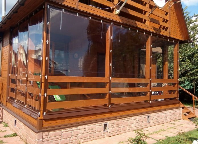 PVC-Kunststoffplatten auf der Veranda