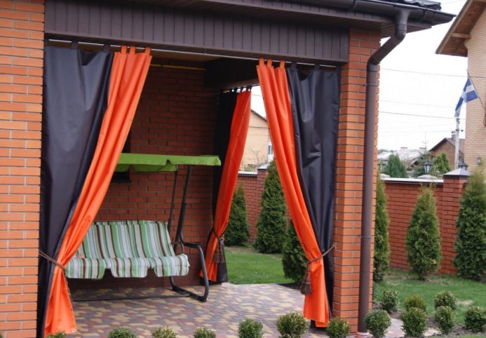 Leinwandvorhänge auf der Terrasse