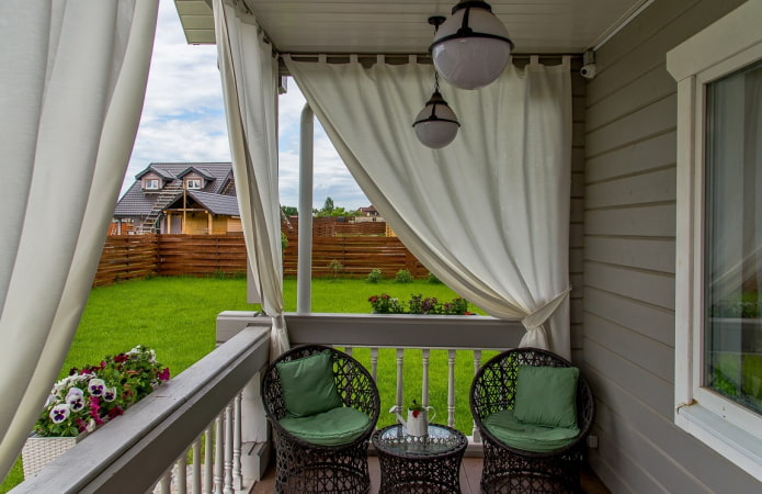 Veranda mit Segeltuchvorhängen