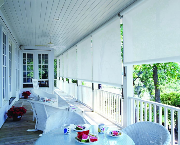 Veranda mit weißen Rollos