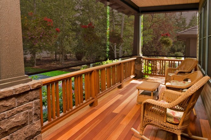 Veranda mit transparenten Rollos