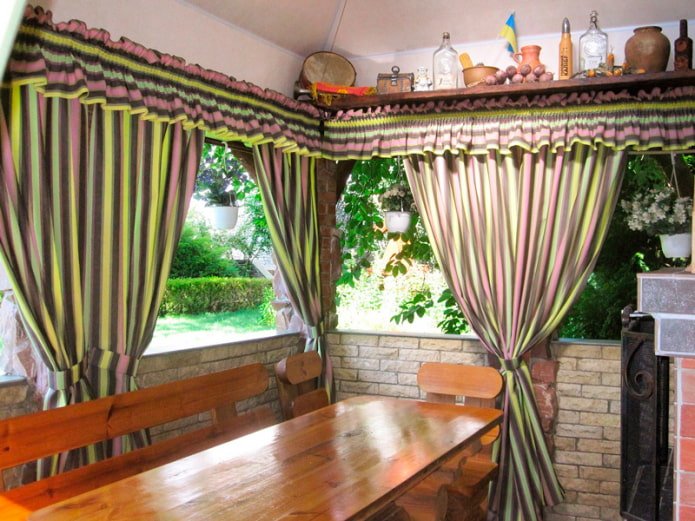 Stoffvorhänge im Pavillon