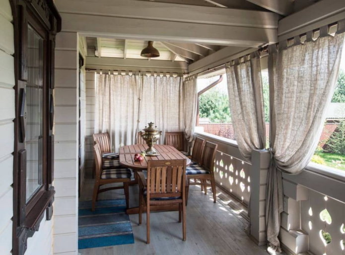 Sackleinenvorhänge auf der Veranda