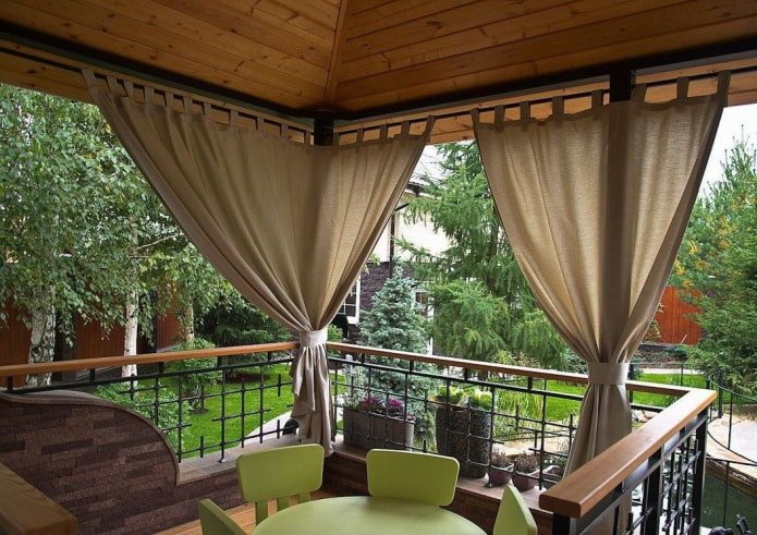 Stoffvorhänge auf der Veranda