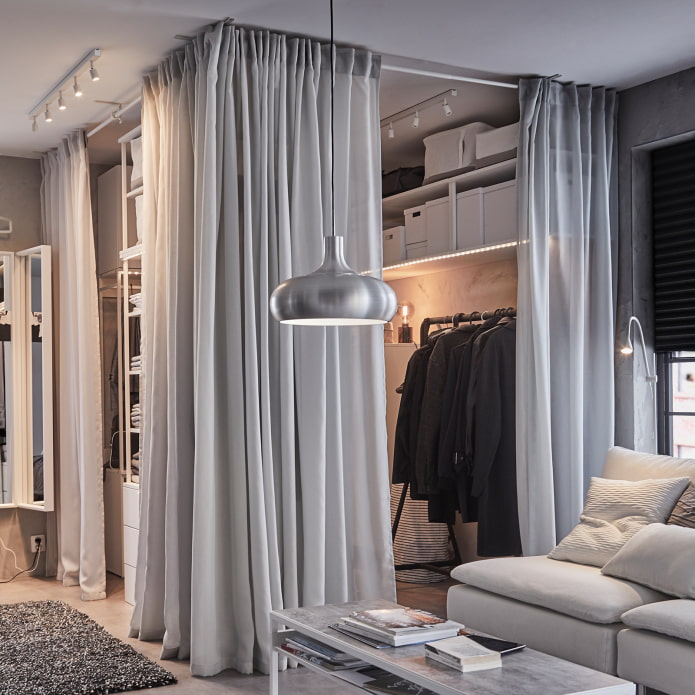 Kleiderschrank mit IKEA-Vorhängen