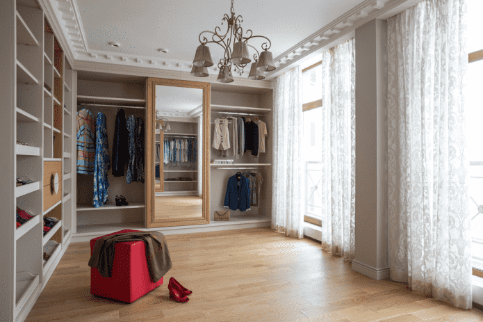 Stilvolles Ankleidezimmer-Interieur
