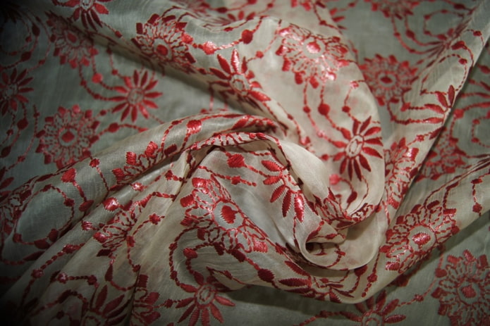 Organza mit Stickerei