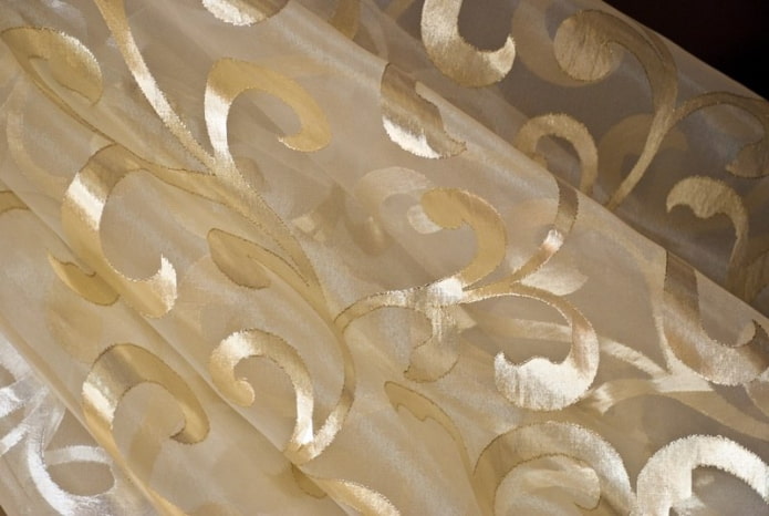 Organza mit Monogrammen