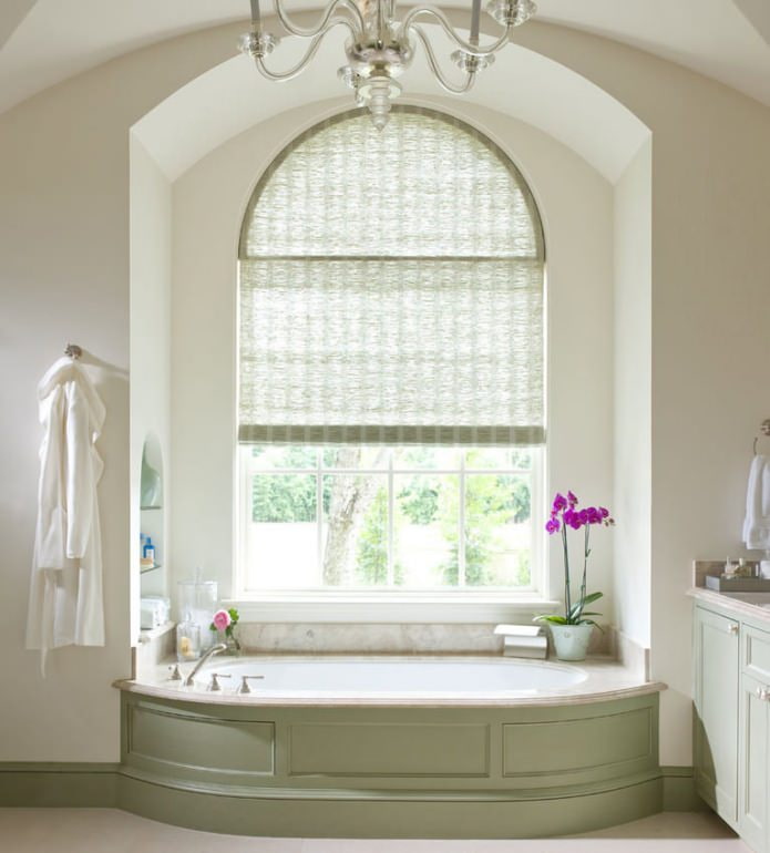 Bogenfenster im Badezimmer