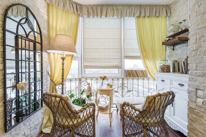 Vorhänge auf der Loggia im Provence-Stil