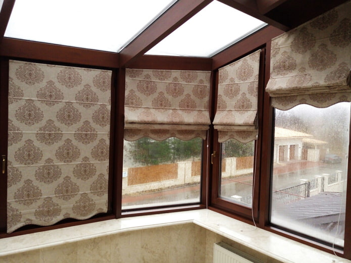 Raffrollos mit Monogrammen auf der Loggia
