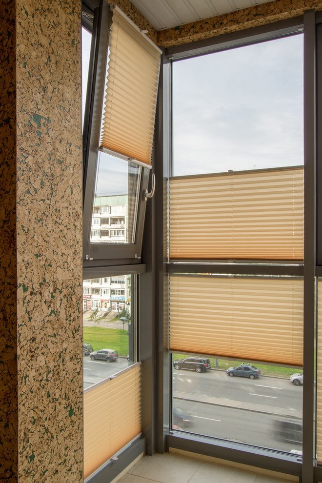 Plissees auf dem Balkon mit Panoramaverglasung