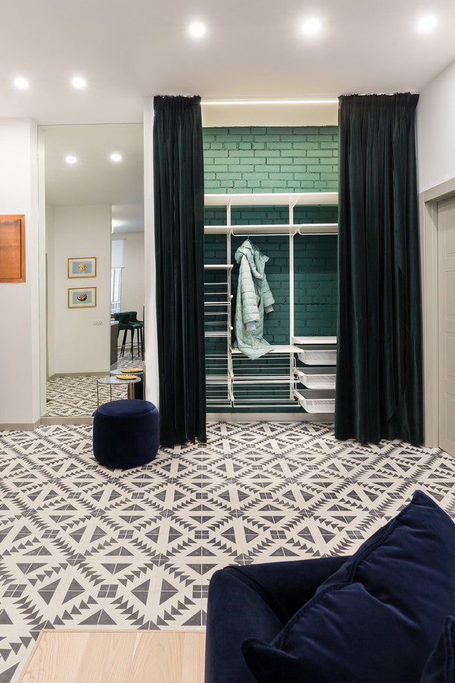 Vorhänge an der Tür im Ankleidezimmer