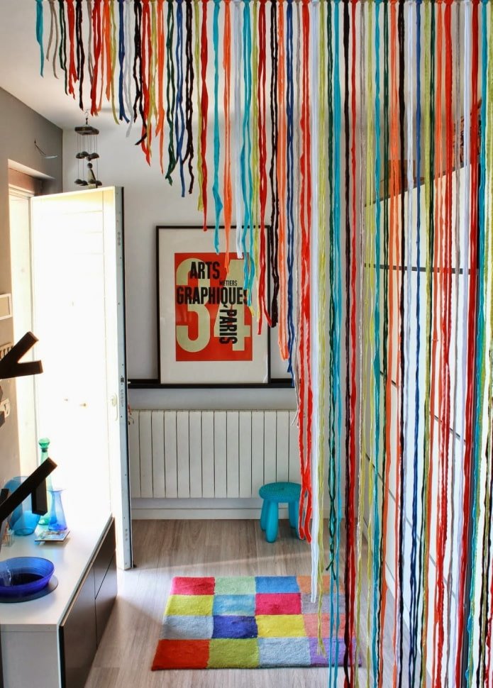 Vorhänge an der Tür im Kinderzimmer