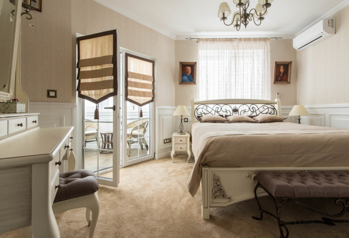 Vorhänge an der Tür im Schlafzimmer