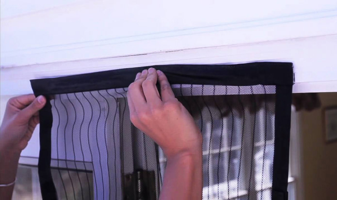 Vorhänge mit Klettverschluss an der Wand befestigen