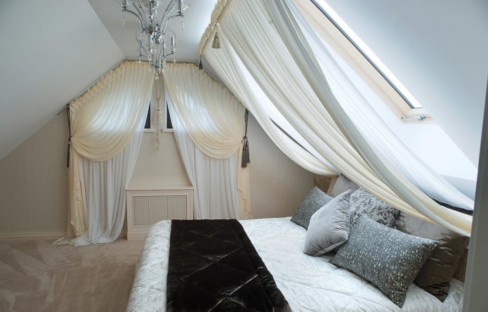 Vorhänge an den Dachgauben im Schlafzimmer
