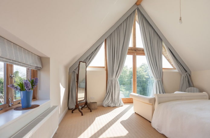 Dachfenster mit grauen Vorhängen