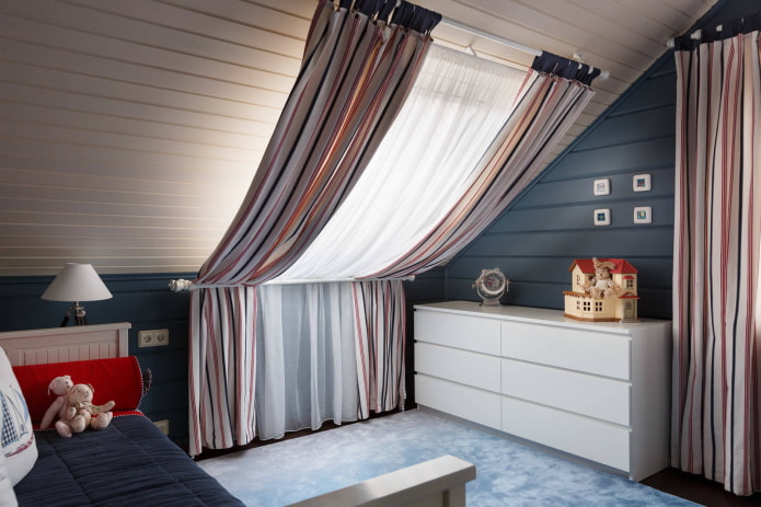 Dachfenster mit gestreiften Vorhängen