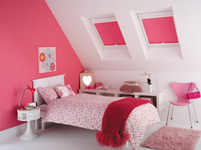 Dachfenster mit rosa Rollos