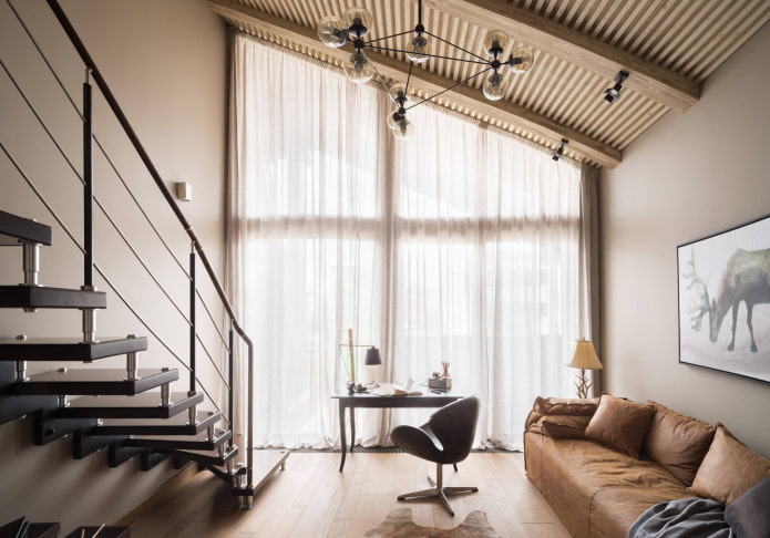 Vorhänge an einem großen Dachfenster
