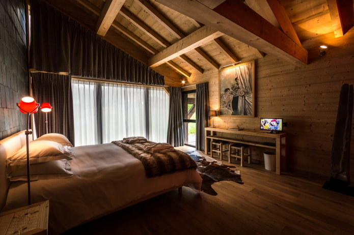 Dachfenster mit Vorhängen im Chalet-Stil