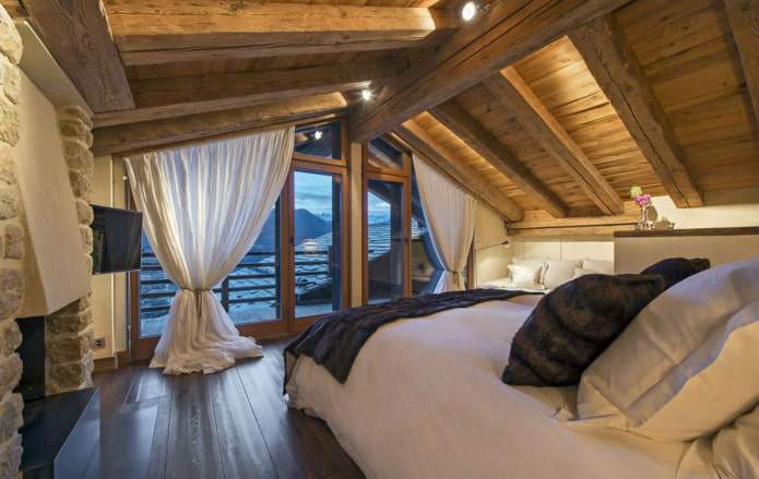 Dachfenster mit Vorhängen im Chalet-Stil