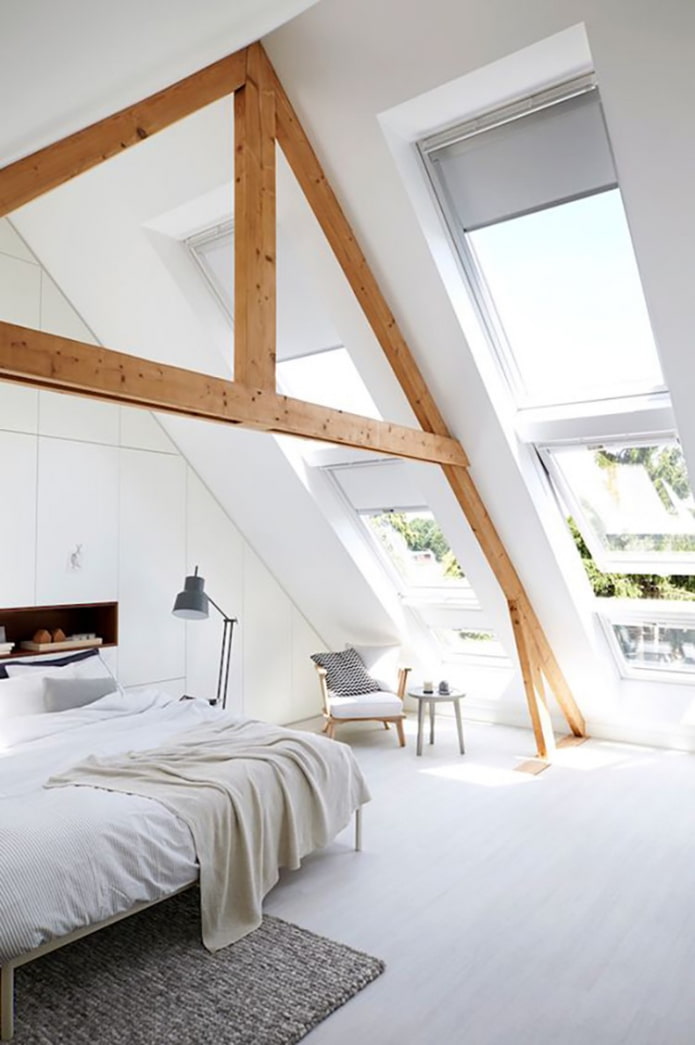 Rollos an den Dachgauben im Schlafzimmer