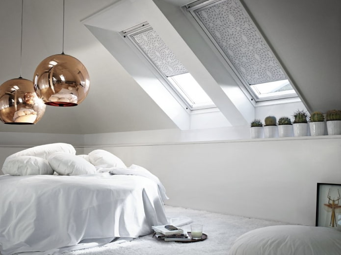 Dachfenster mit Rollos im minimalistischen Stil